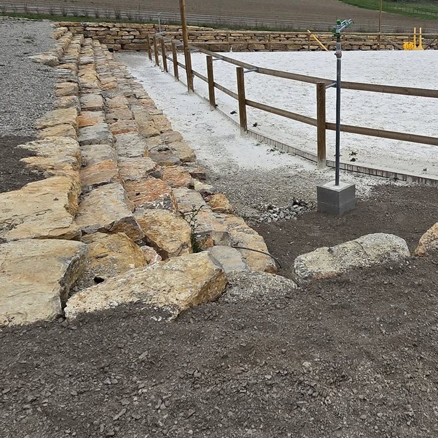 Mur d'enrochement en pierre de pays le long de la carrière