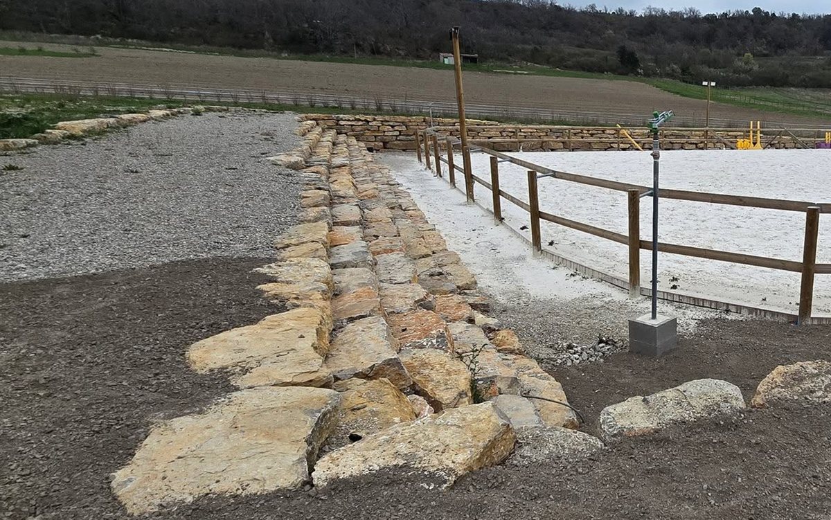 Enrochement paysager en pierre de pays réalisé par CLN Terrassement