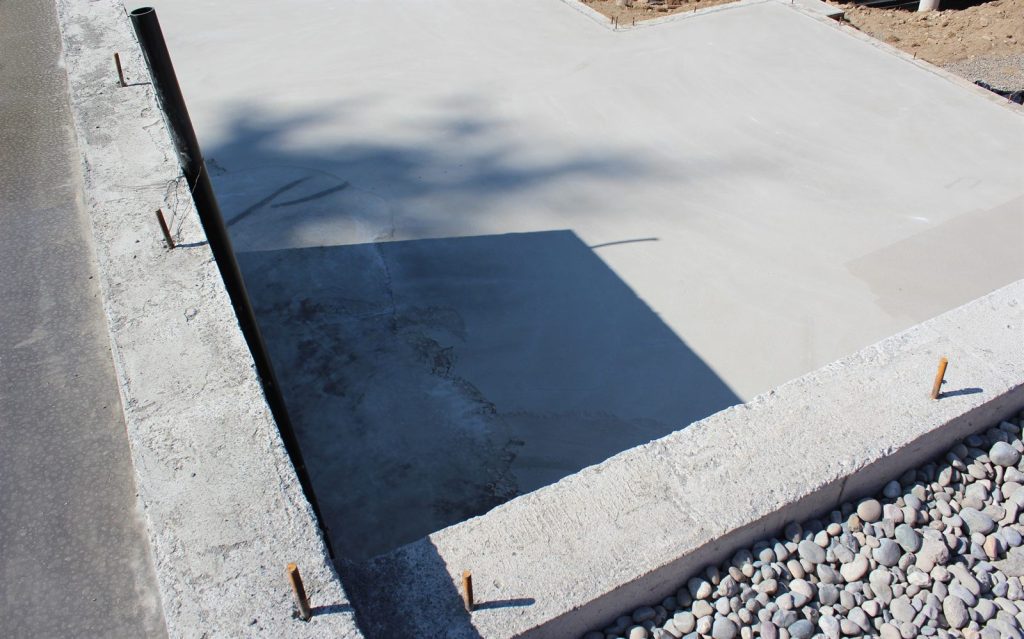Dalle béton et réseaux préparés sur un chantier de terrassement