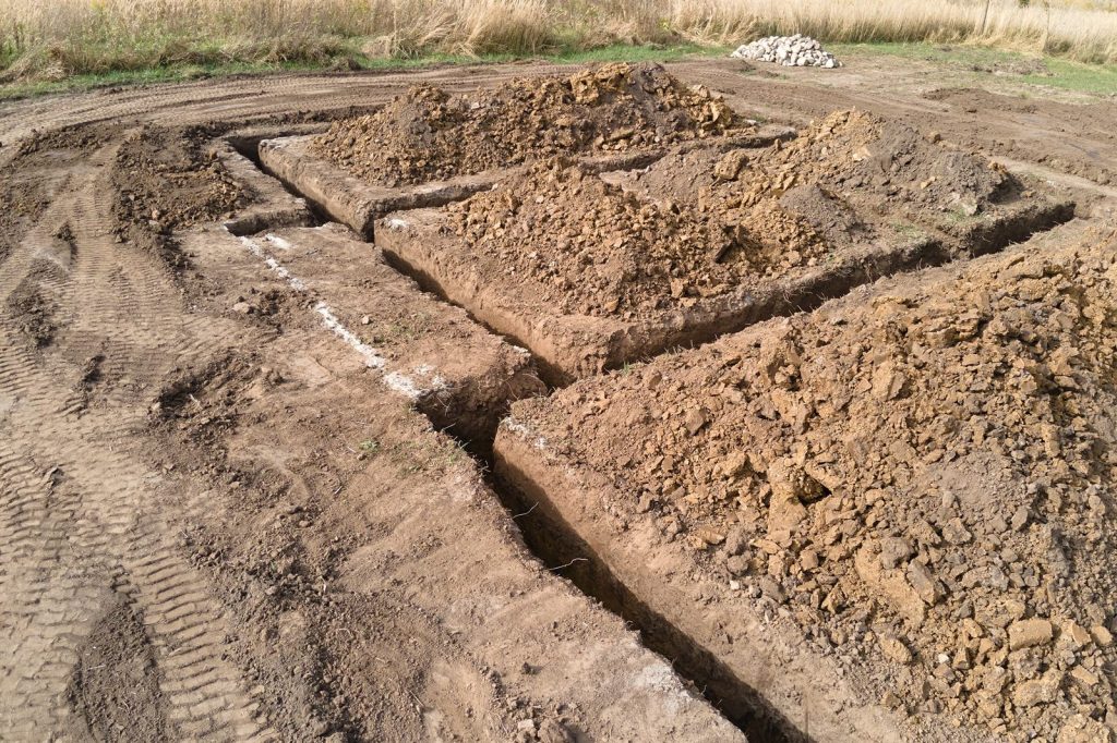 Fouilles en rigole ouvertes sur un chantier avant coulage des fondations