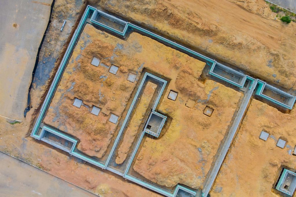 Vue aérienne d'une plateforme terrassée avec ses fouilles de fondation