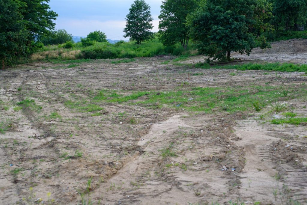 Terrain préparé et nivelé avant construction dans les Alpes-de-Haute-Provence